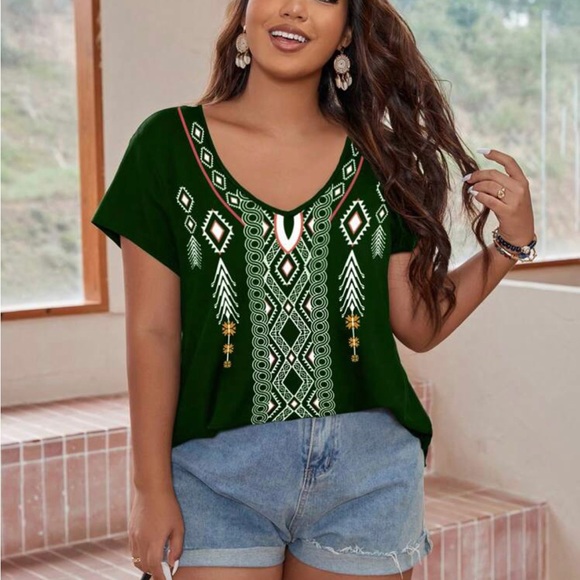 NWOT  Plus Geo Print Curved Hem Tee 3XL-18 - Picture 3 of 6